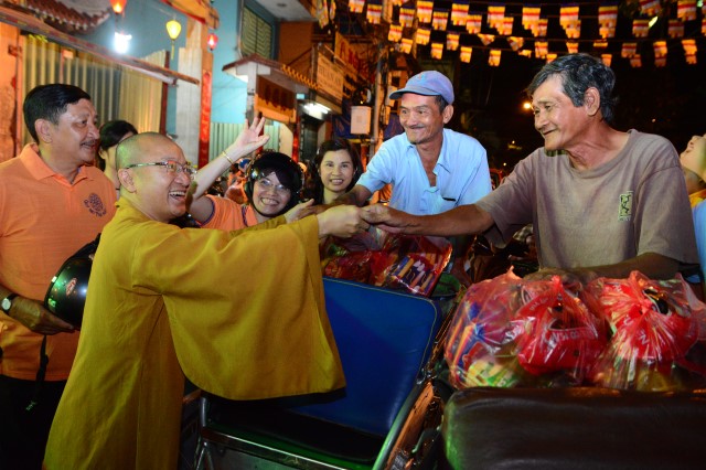 Quỹ Đạo Phật Ngày Nay: Di Lặc du xuân đến với người nghèo đêm giao thừa