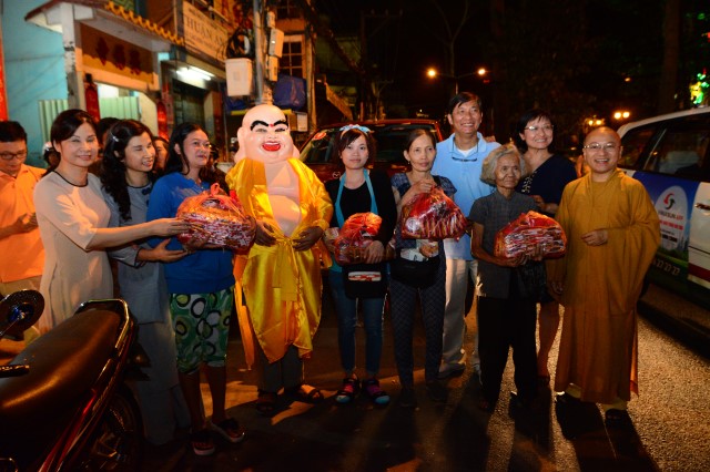 Quỹ Đạo Phật Ngày Nay: Di Lặc du xuân đến với người nghèo đêm giao thừa