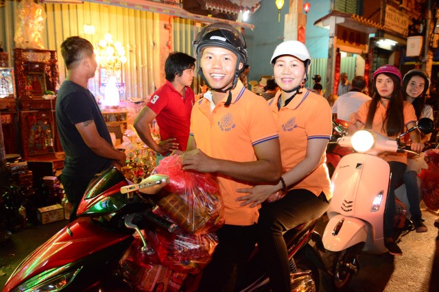 Quỹ Đạo Phật Ngày Nay: Di Lặc du xuân đến với người nghèo đêm giao thừa
