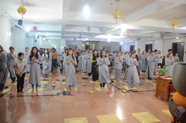 Lung linh ánh nến đêm lễ vía Phật Thành Đạo PL 2559 tại chùa Giác Ngộ