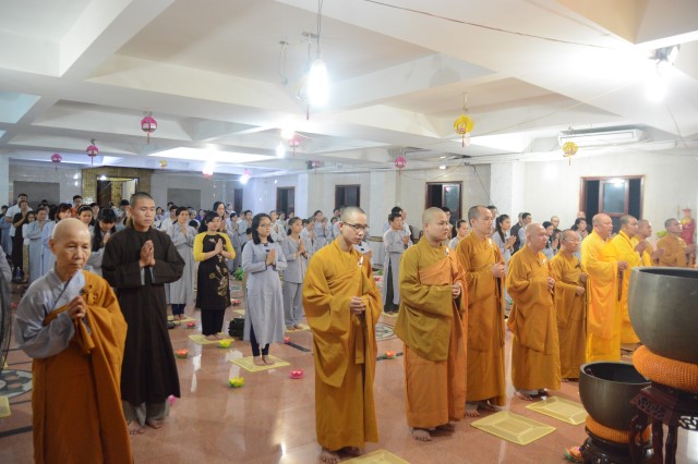 Lung linh ánh nến đêm lễ vía Phật Thành Đạo PL 2559 tại chùa Giác Ngộ