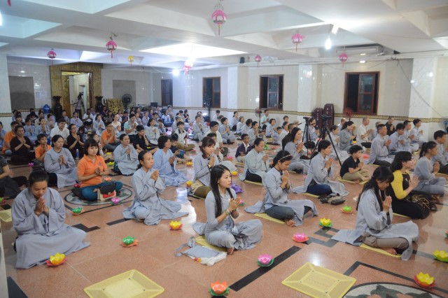 Lung linh ánh nến đêm lễ vía Phật Thành Đạo PL 2559 tại chùa Giác Ngộ