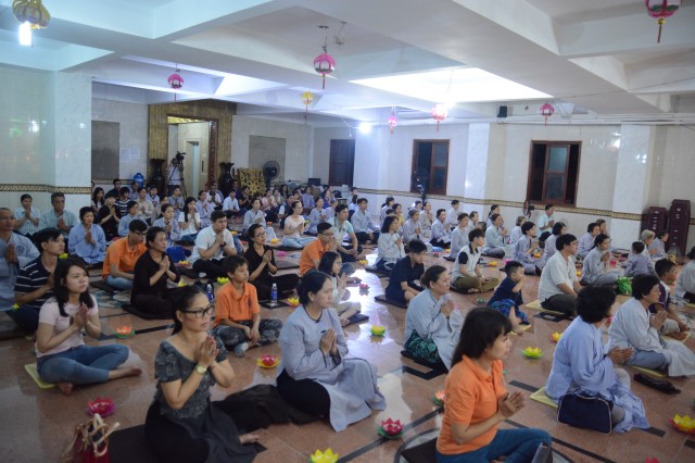 Lung linh ánh nến đêm lễ vía Phật Thành Đạo PL 2559 tại chùa Giác Ngộ