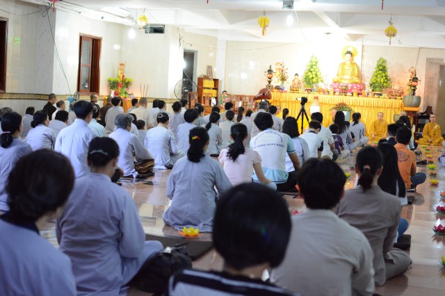 Lung linh ánh nến đêm lễ vía Phật Thành Đạo PL 2559 tại chùa Giác Ngộ