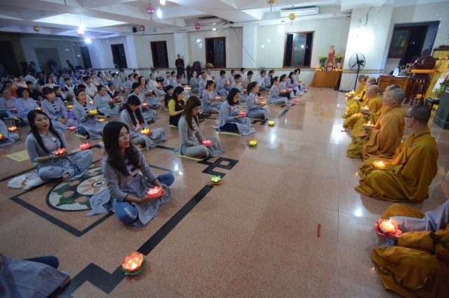 Lung linh ánh nến đêm lễ vía Phật Thành Đạo PL 2559 tại chùa Giác Ngộ