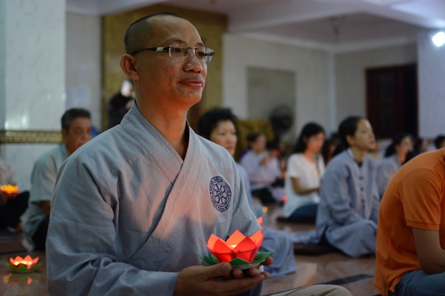 Lung linh ánh nến đêm lễ vía Phật Thành Đạo PL 2559 tại chùa Giác Ngộ