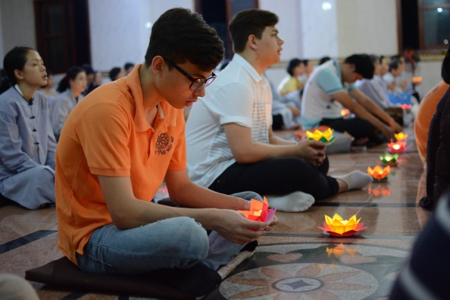 Lung linh ánh nến đêm lễ vía Phật Thành Đạo PL 2559 tại chùa Giác Ngộ