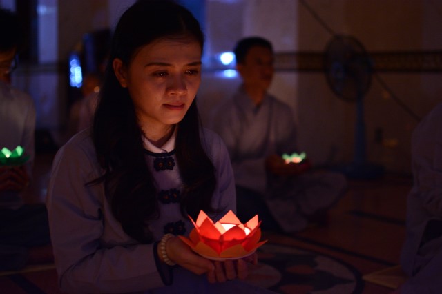 Lung linh ánh nến đêm lễ vía Phật Thành Đạo PL 2559 tại chùa Giác Ngộ
