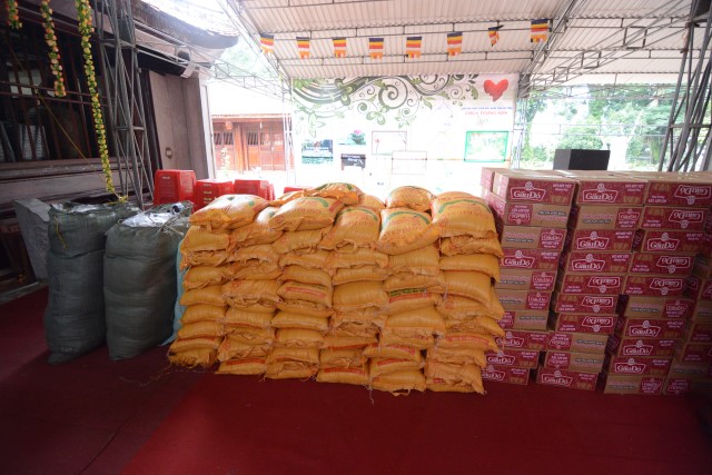 Quỹ Đạo Phật Ngày Nay: Trao tặng quà tết tại Hà Tĩnh và Thanh Hóa