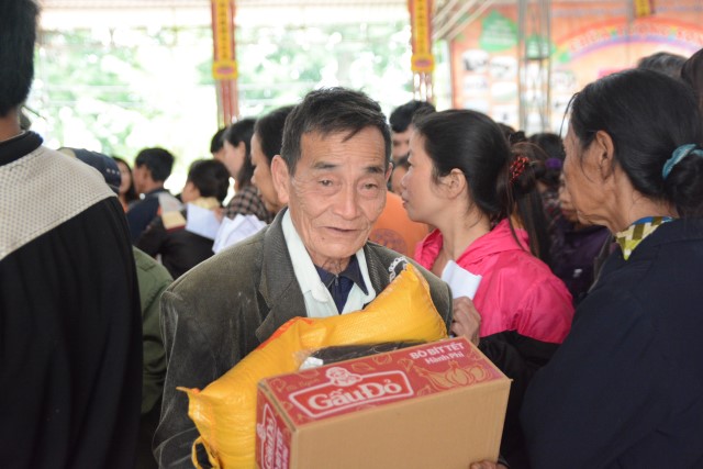Quỹ Đạo Phật Ngày Nay: Trao tặng quà tết tại Hà Tĩnh và Thanh Hóa