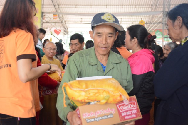 Quỹ Đạo Phật Ngày Nay: Trao tặng quà tết tại Hà Tĩnh và Thanh Hóa
