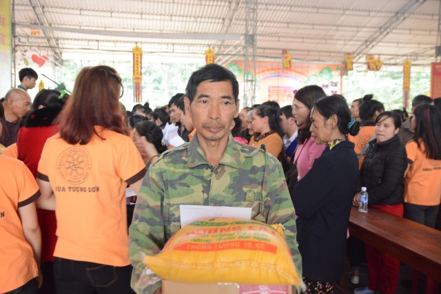 Quỹ Đạo Phật Ngày Nay: Trao tặng quà tết tại Hà Tĩnh và Thanh Hóa
