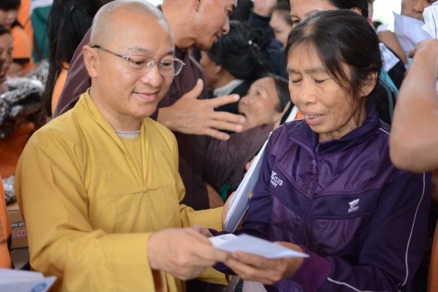 Quỹ Đạo Phật Ngày Nay: Trao tặng quà tết tại Hà Tĩnh và Thanh Hóa