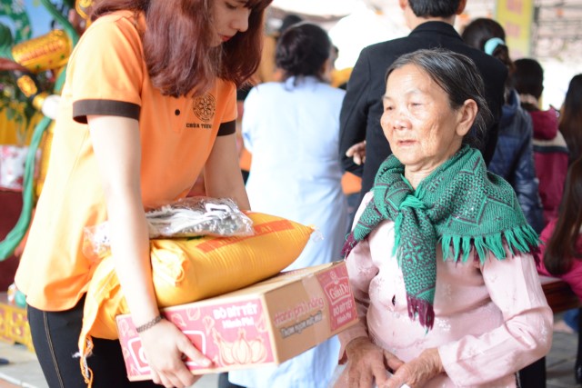 Quỹ Đạo Phật Ngày Nay: Trao tặng quà tết tại Hà Tĩnh và Thanh Hóa