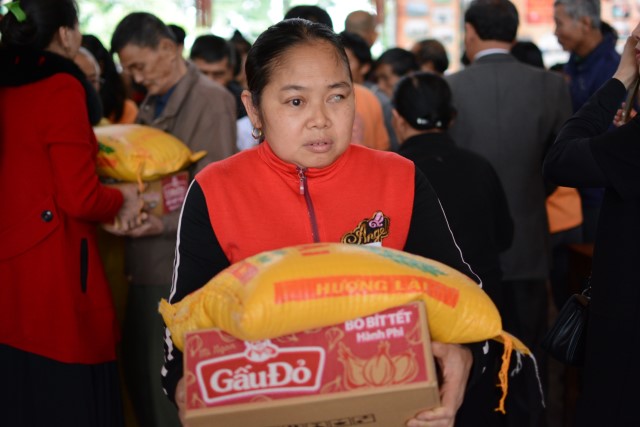 Quỹ Đạo Phật Ngày Nay: Trao tặng quà tết tại Hà Tĩnh và Thanh Hóa
