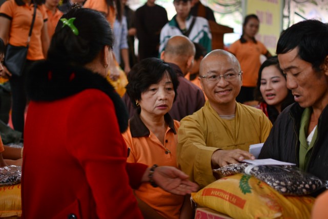 Quỹ Đạo Phật Ngày Nay: Trao tặng quà tết tại Hà Tĩnh và Thanh Hóa