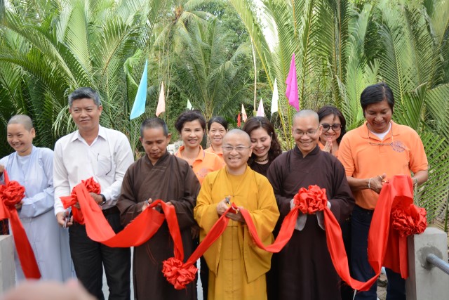Quỹ Đạo Phật Ngày Nay: Khánh thành “Nhịp Cầu Yêu Thương 5” và trao tặng “Quà Tết Yêu Thương 2016” (C59)