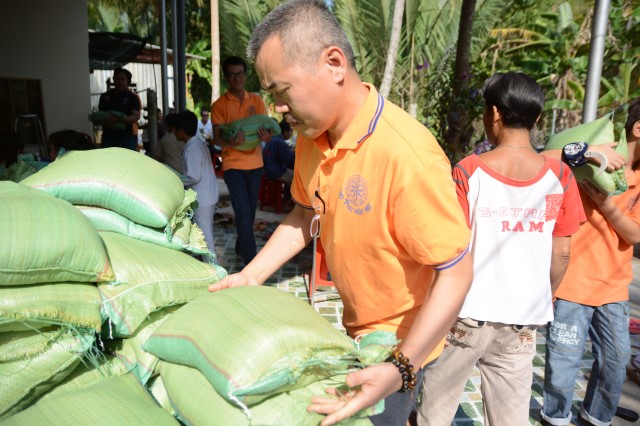 Quỹ Đạo Phật Ngày Nay: Khánh thành “Nhịp Cầu Yêu Thương 5” và trao tặng “Quà Tết Yêu Thương 2016” (C59)