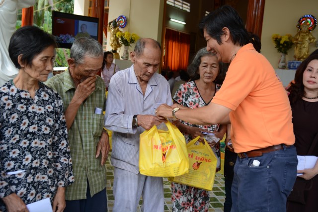 Quỹ Đạo Phật Ngày Nay: Khánh thành “Nhịp Cầu Yêu Thương 5” và trao tặng “Quà Tết Yêu Thương 2016” (C59)