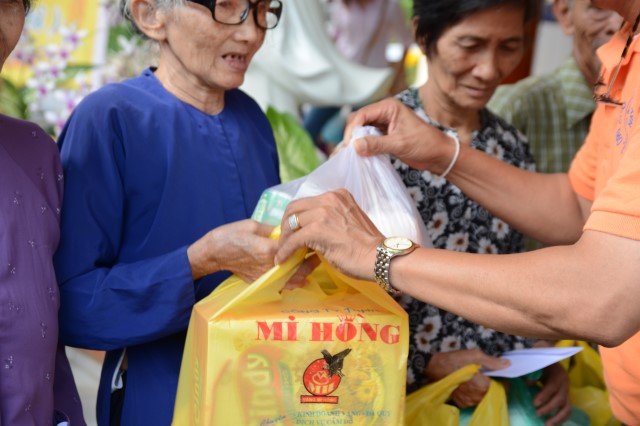 Quỹ Đạo Phật Ngày Nay: Khánh thành “Nhịp Cầu Yêu Thương 5” và trao tặng “Quà Tết Yêu Thương 2016” (C59)