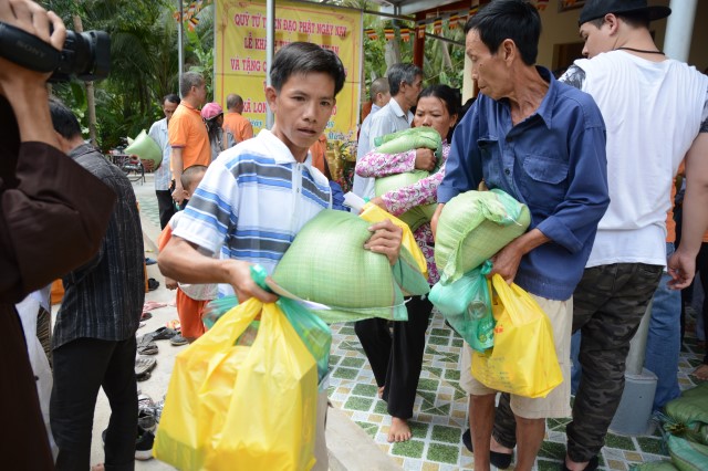 Quỹ Đạo Phật Ngày Nay: Khánh thành “Nhịp Cầu Yêu Thương 5” và trao tặng “Quà Tết Yêu Thương 2016” (C59)
