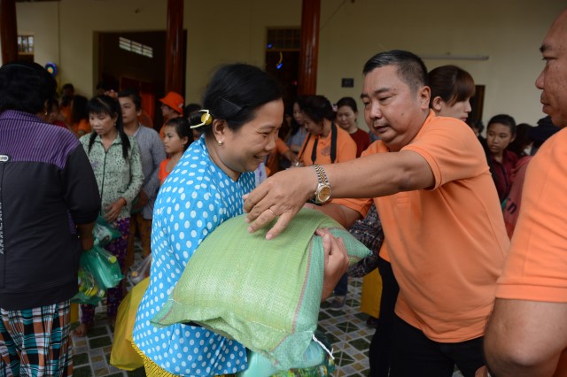 Quỹ Đạo Phật Ngày Nay: Khánh thành “Nhịp Cầu Yêu Thương 5” và trao tặng “Quà Tết Yêu Thương 2016” (C59)