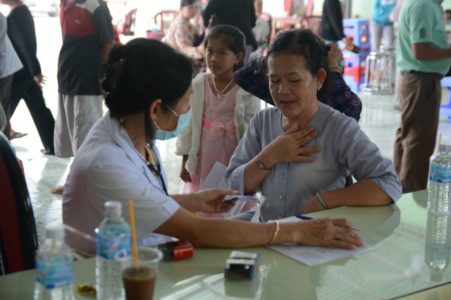 Quỹ Đạo Phật Ngày Nay: Khánh thành “Nhịp Cầu Yêu Thương 5” và trao tặng “Quà Tết Yêu Thương 2016” (C59)