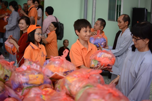 Quỹ Đạo Phật Ngày Nay: Khánh thành “Nhịp Cầu Yêu Thương 5” và trao tặng “Quà Tết Yêu Thương 2016” (C59)