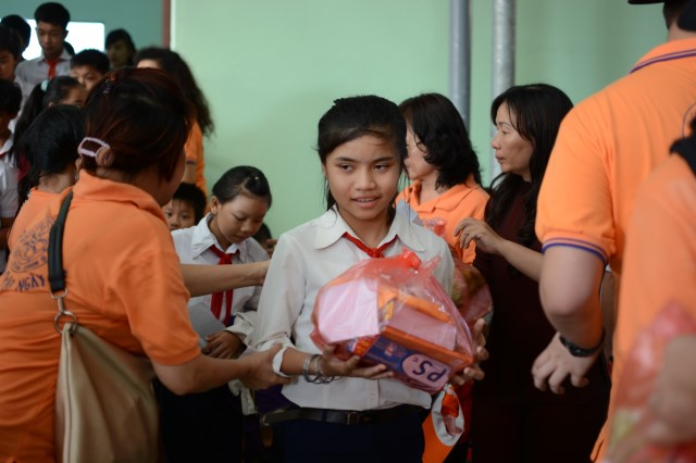 Quỹ Đạo Phật Ngày Nay: Khánh thành “Nhịp Cầu Yêu Thương 5” và trao tặng “Quà Tết Yêu Thương 2016” (C59)