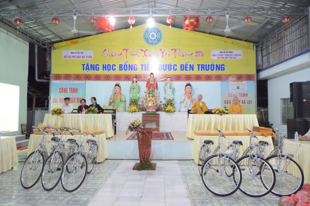 Chương trình tặng học bổng cho học sinh nghèo.