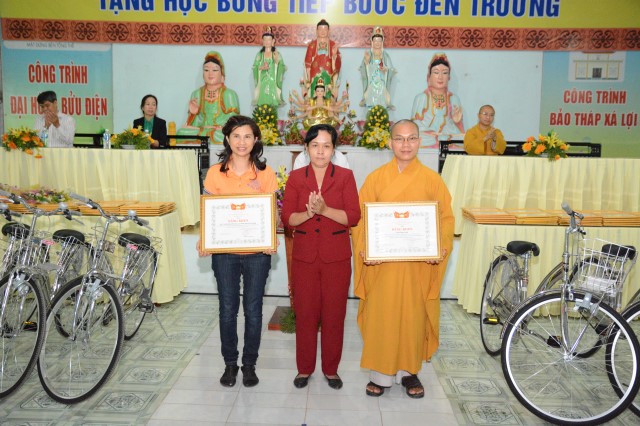 Quỹ Đạo Phật Ngày Nay: Khánh thành “Nhịp Cầu Yêu Thương 5” và trao tặng “Quà Tết Yêu Thương 2016” (C59)