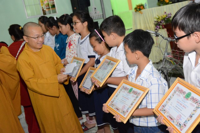 Quỹ Đạo Phật Ngày Nay: Khánh thành “Nhịp Cầu Yêu Thương 5” và trao tặng “Quà Tết Yêu Thương 2016” (C59)