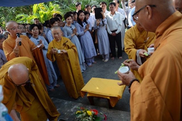 Quỹ Đạo Phật Ngày Nay: Khánh thành “Nhịp Cầu Yêu Thương 5” và trao tặng “Quà Tết Yêu Thương 2016” (C59)