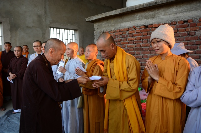 Đoàn hành hương Đạo Phật Ngày Nay từ thiện cho 500 hộ nghèo và 40 Tăng Ni tại Bồ Đề Đạo Tràng
