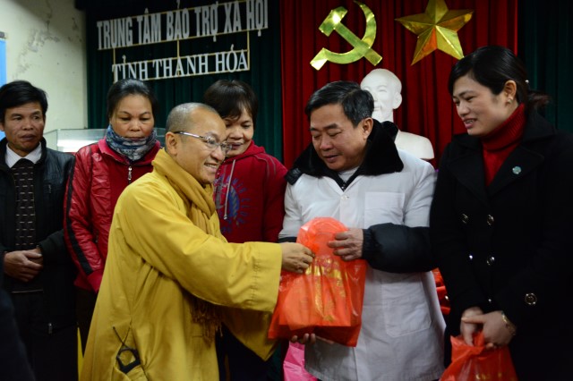 Quỹ Đạo Phật Ngày Nay: Trao tặng quà tết tại Hà Tĩnh và Thanh Hóa