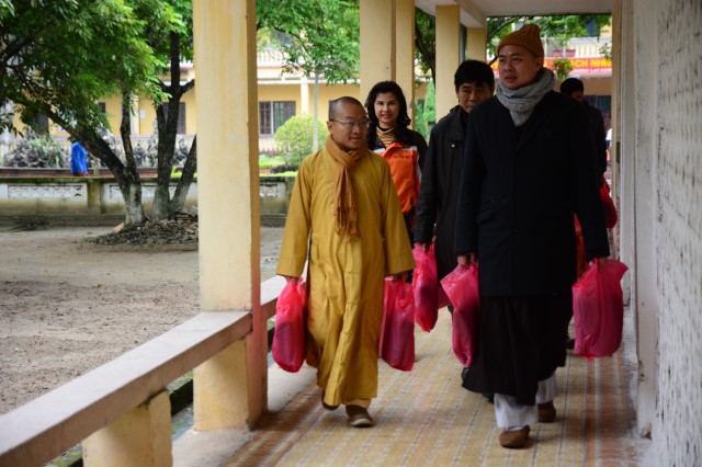 Quỹ Đạo Phật Ngày Nay: Trao tặng quà tết tại Hà Tĩnh và Thanh Hóa