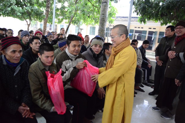 Quỹ Đạo Phật Ngày Nay: Trao tặng quà tết tại Hà Tĩnh và Thanh Hóa