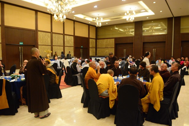 Quỹ Đạo Phật Ngày Nay cúng dường cho trên 126 Tăng Ni đang du học tại Ấn Độ