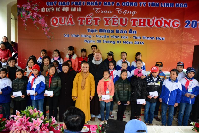 Quỹ Đạo Phật Ngày Nay: Trao tặng quà tết tại Hà Tĩnh và Thanh Hóa