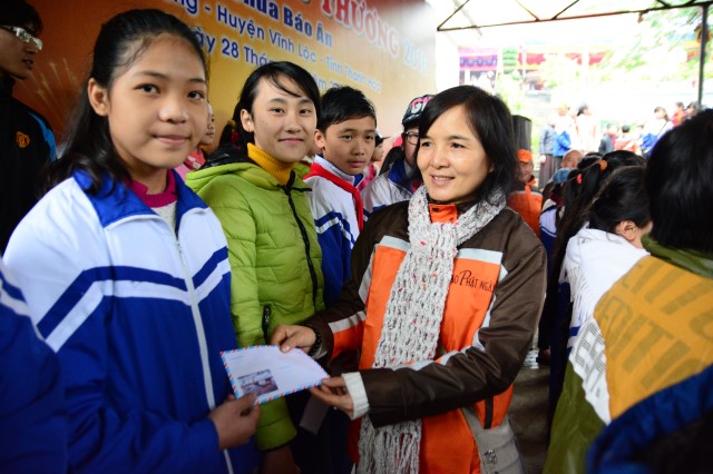 Quỹ Đạo Phật Ngày Nay: Trao tặng quà tết tại Hà Tĩnh và Thanh Hóa