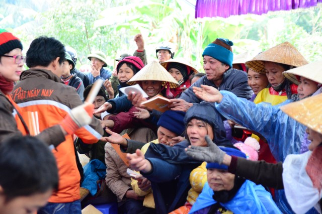 Quỹ Đạo Phật Ngày Nay: Trao tặng quà tết tại Hà Tĩnh và Thanh Hóa