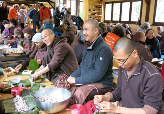 Chùm ảnh: Không khí vui tết Bính Thân 2016 tại Làng Mai - Pháp quốc
