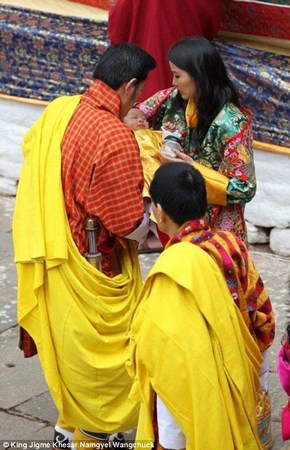 Bhutan: Chùm ảnh lễ Khai tâm đặt tên Hoàng tử theo nghi thức Phật Giáo