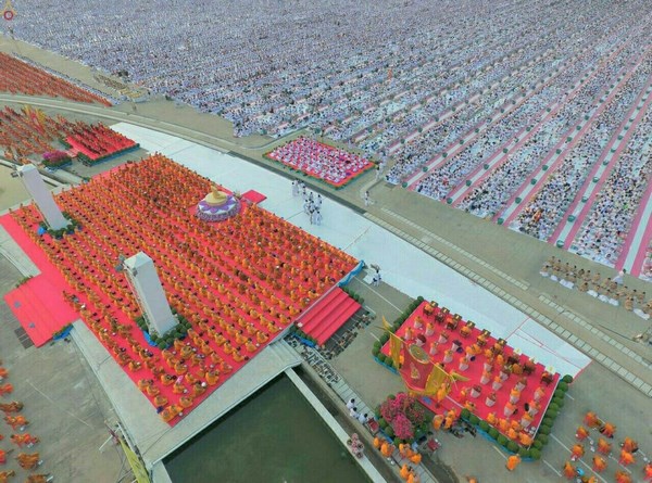 Thái Lan: Chùm ảnh 100 nghìn vị Tăng khất thực tại Tu viện Dhammakaya