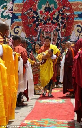 Bhutan: Chùm ảnh lễ Khai tâm đặt tên Hoàng tử theo nghi thức Phật Giáo
