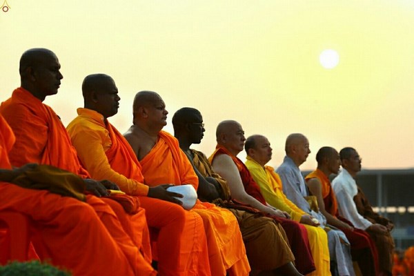 Thái Lan: Chùm ảnh 100 nghìn vị Tăng khất thực tại Tu viện Dhammakaya