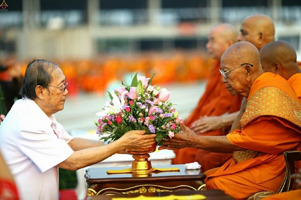 Thái Lan: Chùm ảnh 100 nghìn vị Tăng khất thực tại Tu viện Dhammakaya