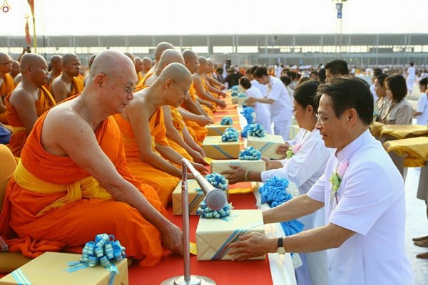Thái Lan: Chùm ảnh 100 nghìn vị Tăng khất thực tại Tu viện Dhammakaya