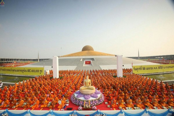 Thái Lan: Chùm ảnh 100 nghìn vị Tăng khất thực tại Tu viện Dhammakaya