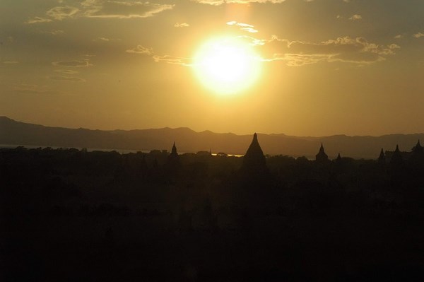 Myanmar: Chùm ảnh Ngôi Cổ tự Shwesantaw đầy quyến rũ khi ánh bình minh tỏa rạng